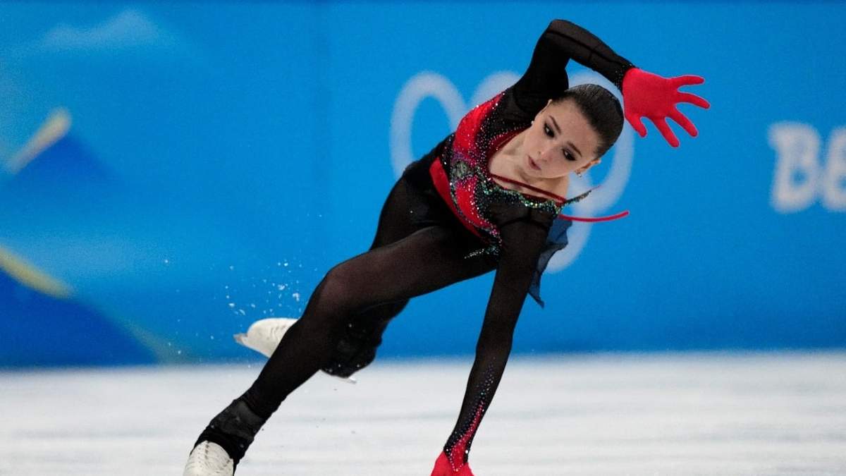 La rusa Kamila Valieva sufre una caída durante la competición de patinaje artístico de los Juegos Olímpicos de Invierno en Beijing
