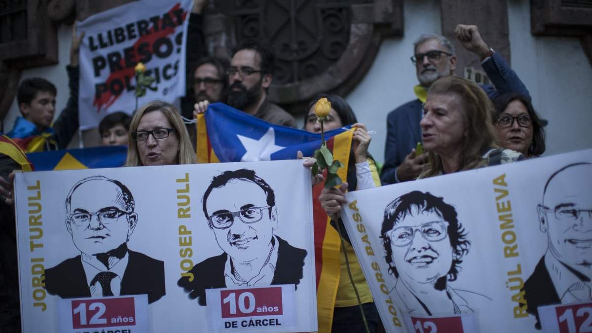 Integrantes de la Asamblea Nacional Catalana exigían la liberación de los presos políticos en la embajada de España en México en 2019.