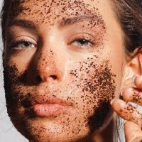 Con 2 ingredientes comunes en tu cocina: la mascarilla "milagrosa" para tener la piel hidratada y rejuvenecida