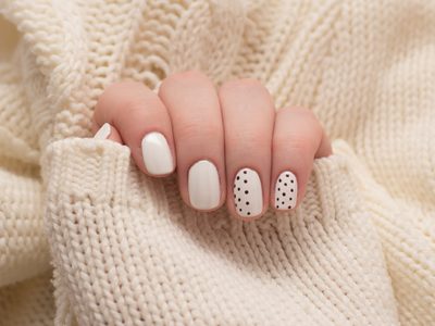 Nail art: dejá la manicura francesa atrás y optá por estos 5 diseños con esmalte blanco
