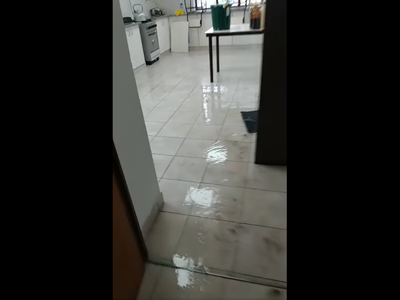CPEM 34: reventó la cañería de agua caliente en el edificio recién entregado