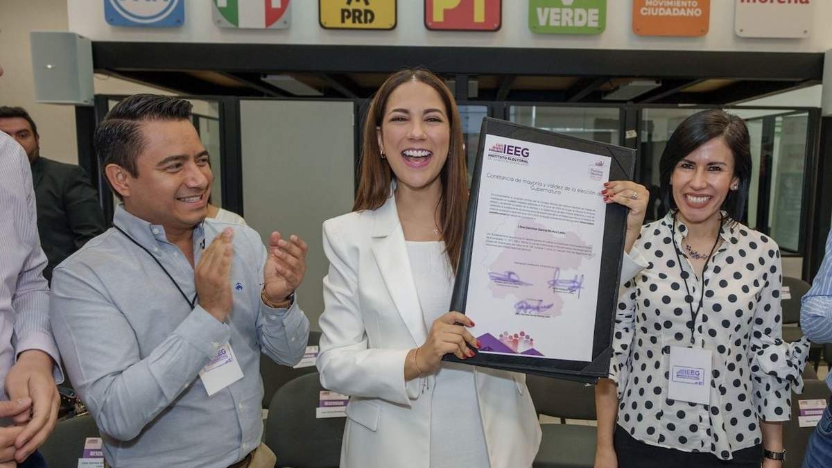 Libia Garcia al recibir su constancia