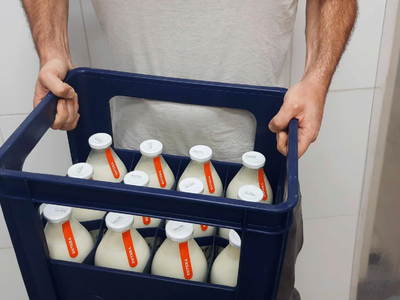 No tires las botellas de leche y transformalas en este hermoso contenedor rústico para tu cocina