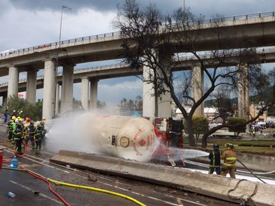 Suman cuatro muertos por explosión de pipa de gas en Iztapalapa