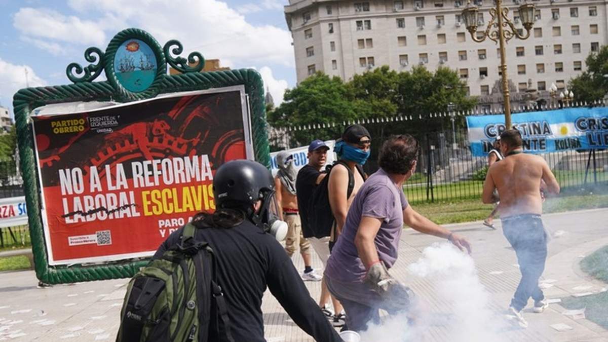 Reforma laboral: manifestantes y policías se enfrentaron afuera del Congreso