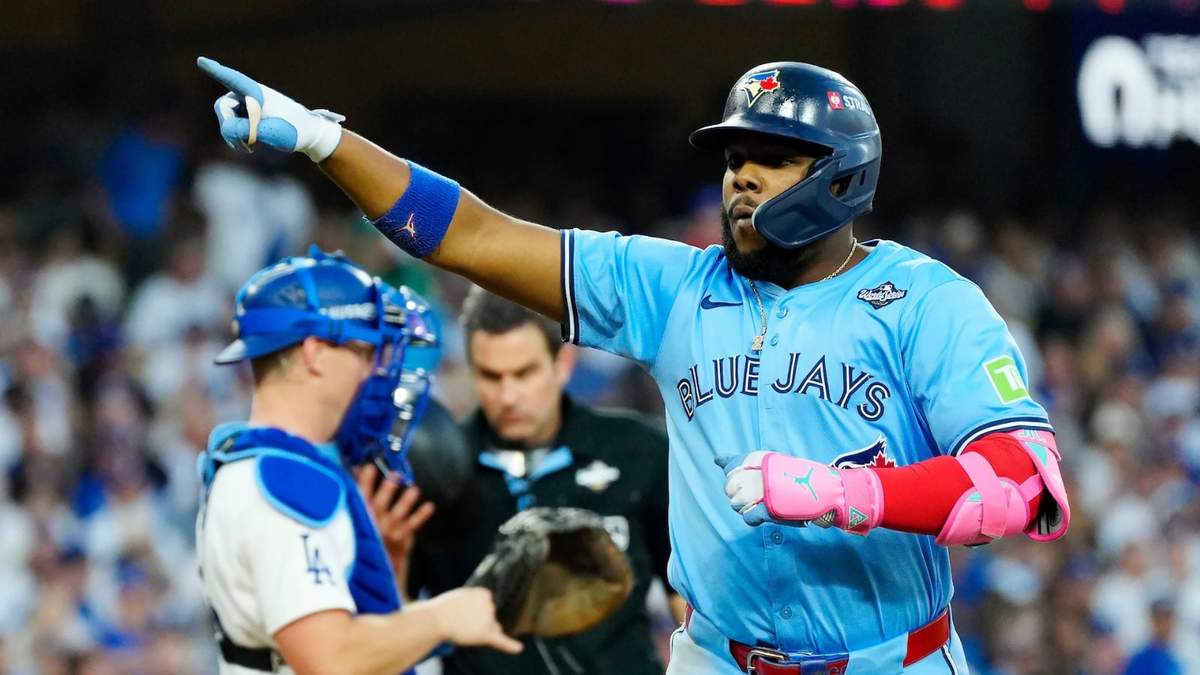 El dominicano Vladimir Guerrero Jr., de los Azulejos de Toronto, festeja su jonrón de dos carreras en el cuarto juego de la Serie Mundial