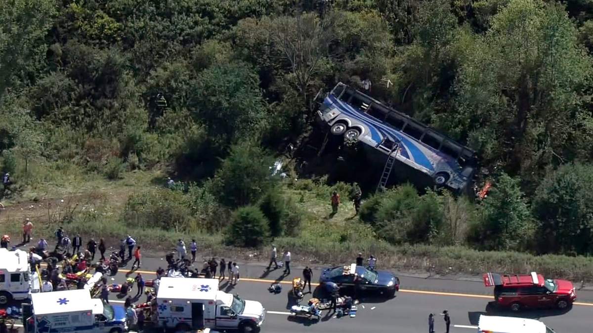 Personal de emergencias trabaja en el sitio donde un autobús se salió de una autopista y cayó por un barranco, en Wawayanda, Nueva York