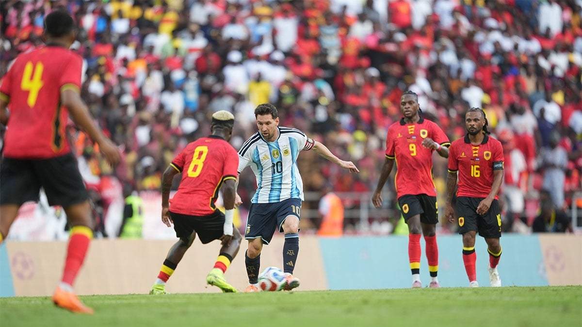 Messi en acción. En Angola pudieron ver un gol de Leo