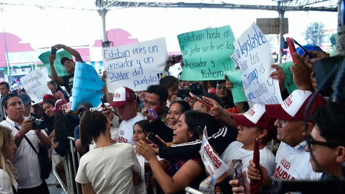 Pancartas en el mitin de Sheinbaum