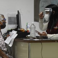 AMLO rechaza uso electoral de credencial del INE en vacunación