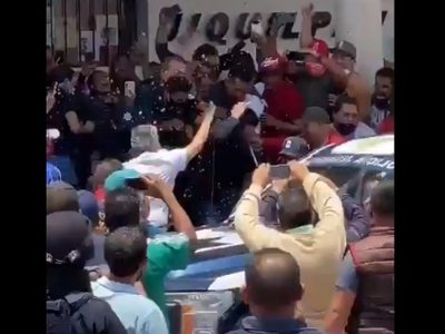 Lanzan huevos al alcalde morenista de Jiquilpan, Michoacán