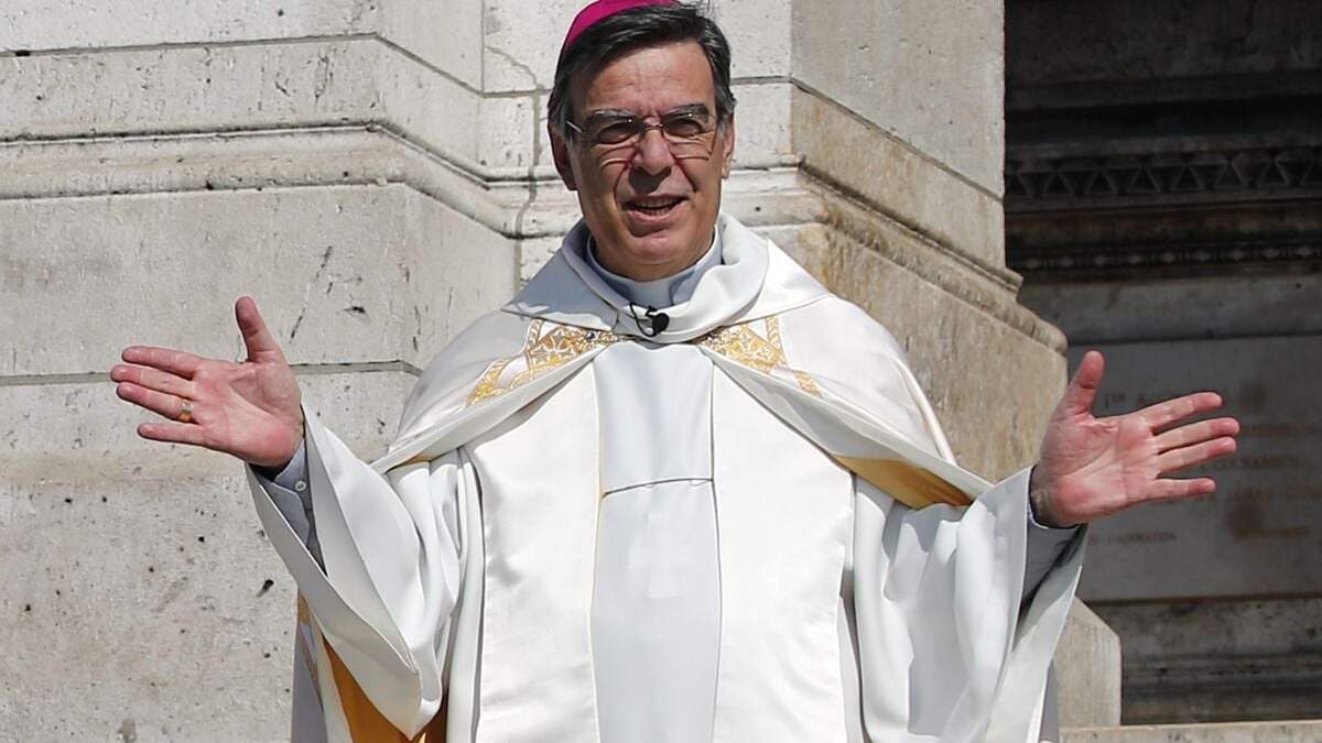 En esta imagen de archivo, el arzobispo de París, Michel Aupetit, gesticula durante una misa ante la basílica del Sagrado Corazón, el 9 de abril de 2020