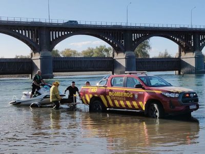 Rescate en el Dique Ballester: Bomberos salvaron a un hombre y su hijo tras volcar su kayak