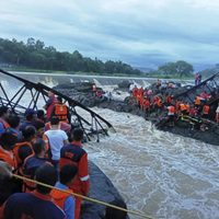 Dos muertos y 32 heridos tras derrumbe de un puente en destino turístico en la India (Video)