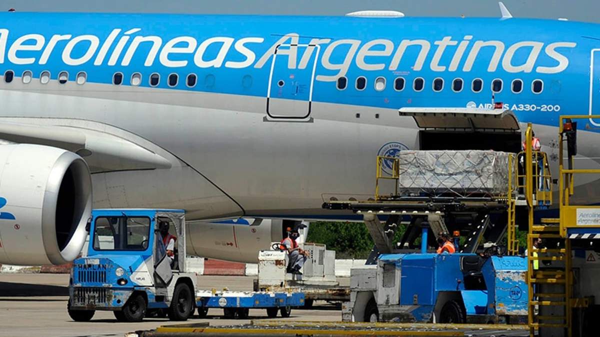 Avión de Aerolíneas Argentinas con el nuevo lote. Fuente: (Twitter)