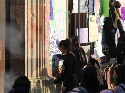 Marcha pacífica del 8M en Zacatecas concluye con desmanes frente al Palacio de Gobierno