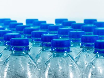 No tires las tapas de las botellas plásticas: mirá la increíble bolsa para compras que podés crear