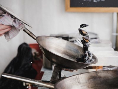 No tires el wok que tenés olvidado o muy viejo: así podés recuperarlo sin salir de casa