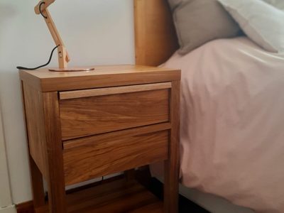 Si tenés 1 mesita de madera así de vieja y manchada, no la tires: con esta idea podés transformarla y dejarla hermosa
