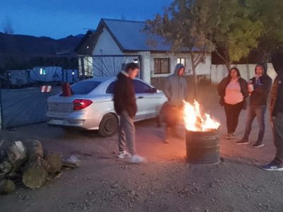 Desocupados de Andacollo y Huinganco protestaron frente a Vialidad Provincial por puestos de trabajo