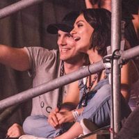 Ashton Kutcher y Mila Kunis se “robaron” el show en el recital de los Backstreet Boys