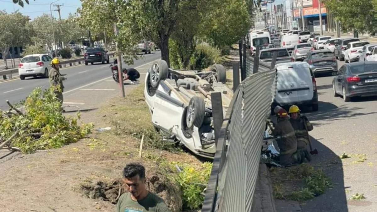 Vuelco en Avenida Mosconi. Fuente: (X)