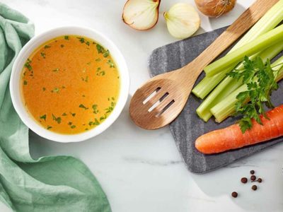 No compres más las sopas instantáneas y prepárate este caldo casero de verduras saludable que es una delicia