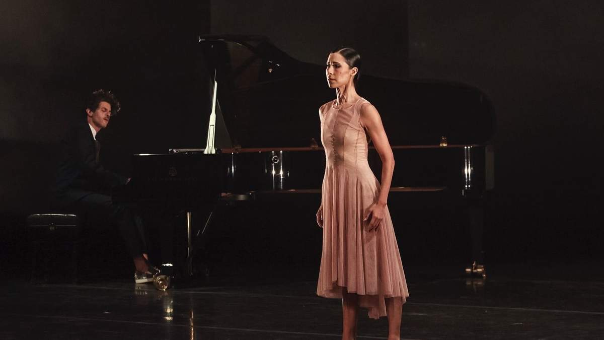 El pianista Simon Graychi y la bailarina Elisa Carrillo en “Alma en movimiento”