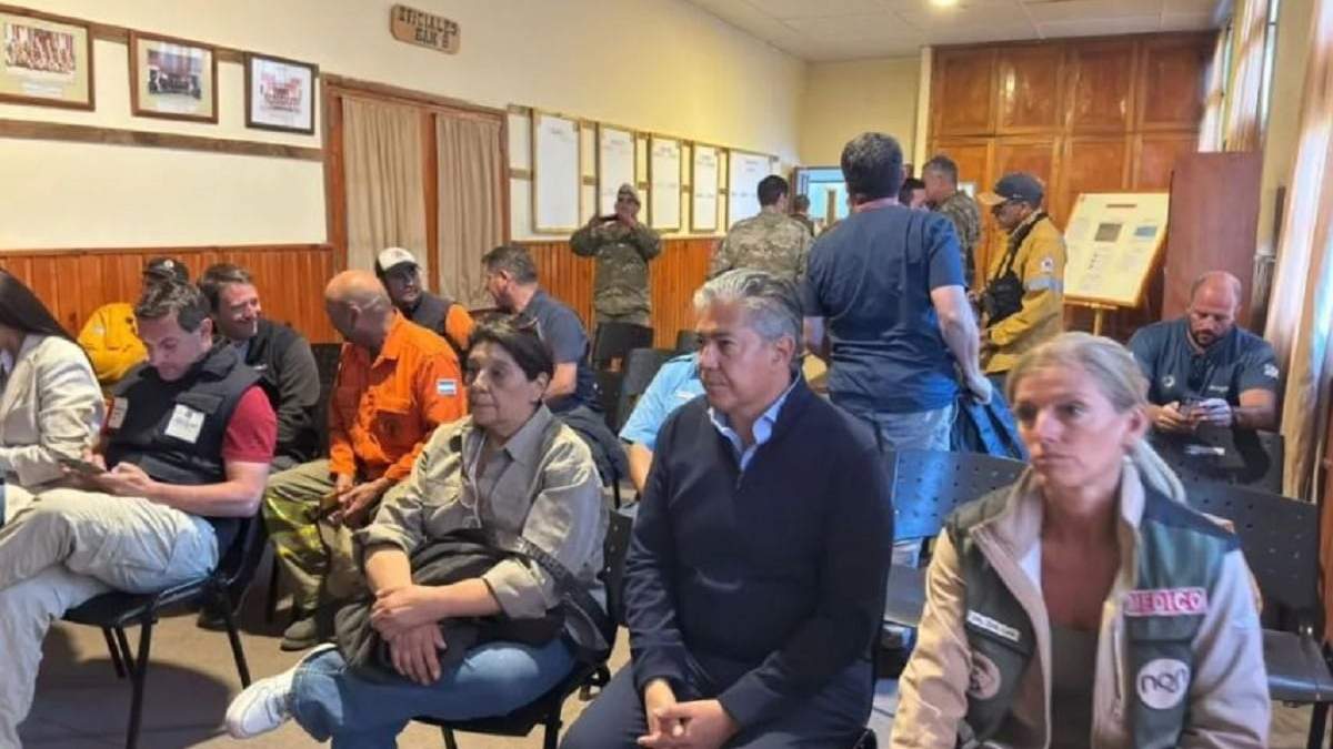 El gobernador, Rolando Figueroa, reunido con el Comité de Emergencias. Fuente: (Gobierno de Neuquén)
