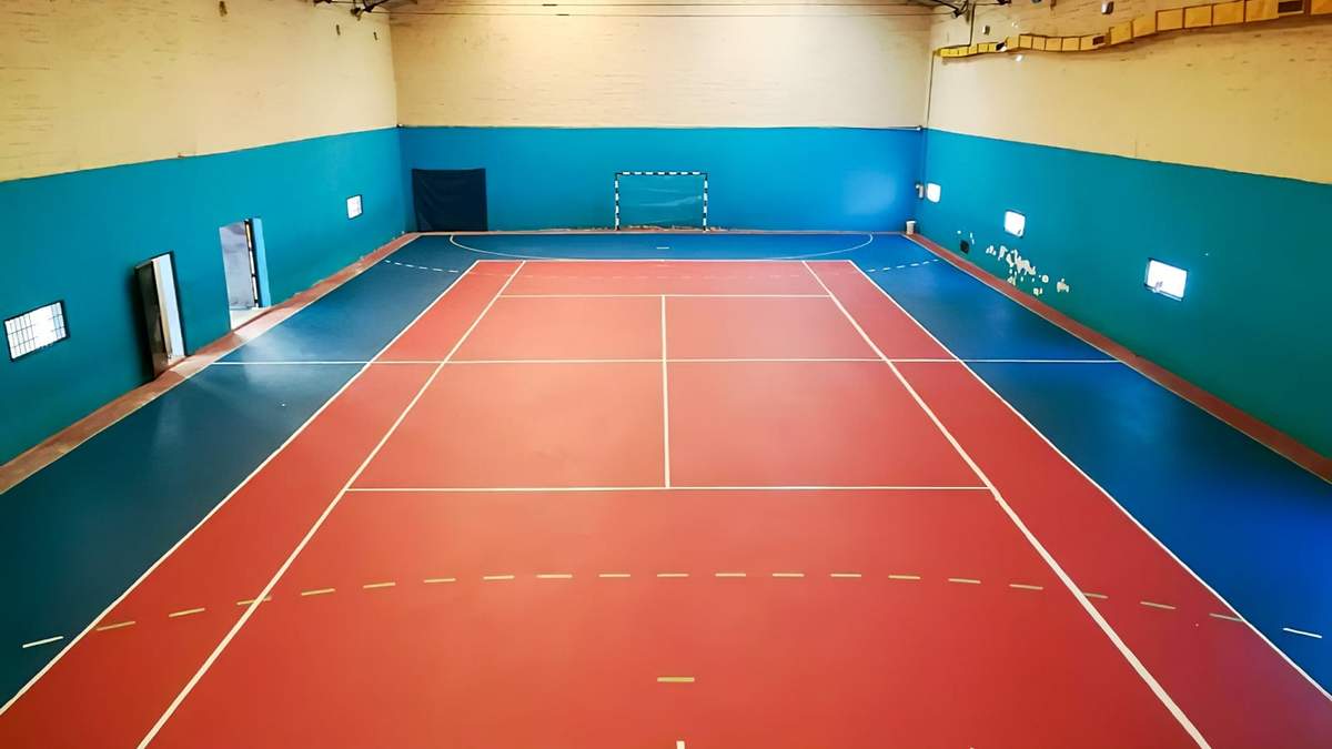 Renovada en pintura, luce impecable la cancha auxiliar del gimnasio municipal. Fuente: (Twitter).