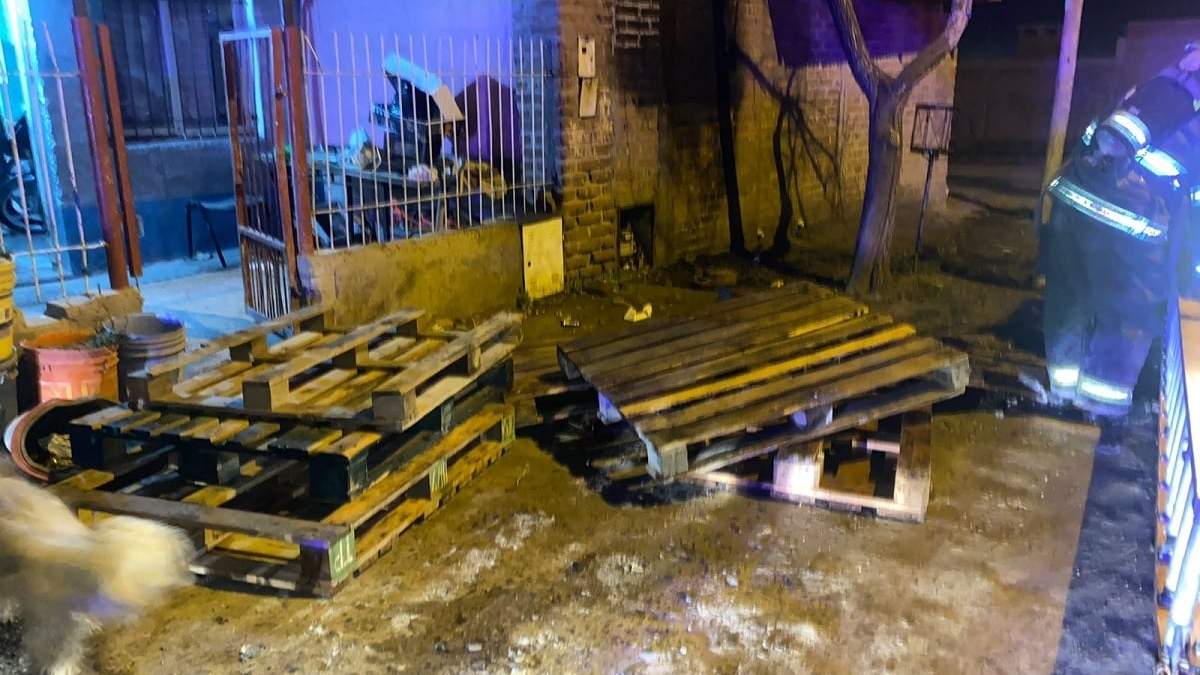 El fuego fue iniciado en el paredón de la vivienda, según la pericia. Fuente (Bomberos Voluntarios de Centenario)