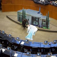 Panistas colocan réplica de la "casa gris" de José Ramón López Beltrán en la tribuna del Senado