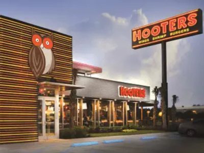 Hooters suspende el vuelo: la famosa cadena de alitas se declara en quiebra