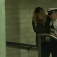 Detienen a presunta examante de Trump por 'dejarse tocar” por un cliente (Video)