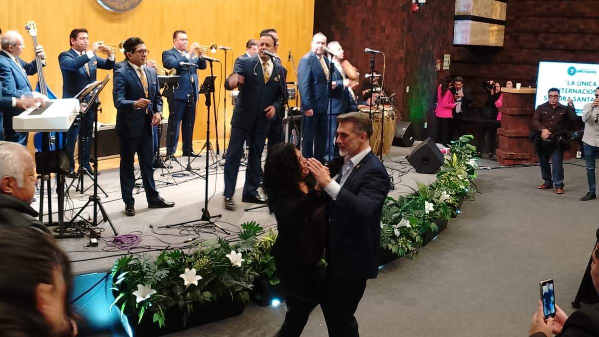 Sergio Mayer baila en el concierto de La Sonora Santanera en la Cámara de Diputados