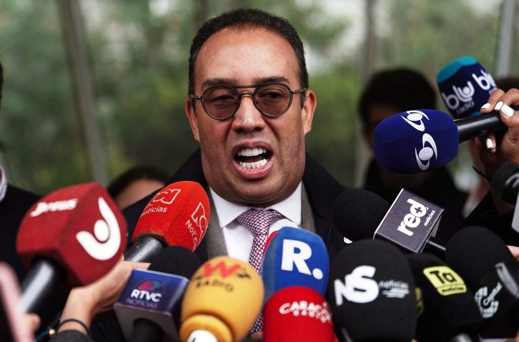 Víctor Mosquera, abogado del senador Miguel Uribe Turbay, habla con la prensa afuera del hospital donde tratan al precandidato, el lunes 9 de junio de 2025