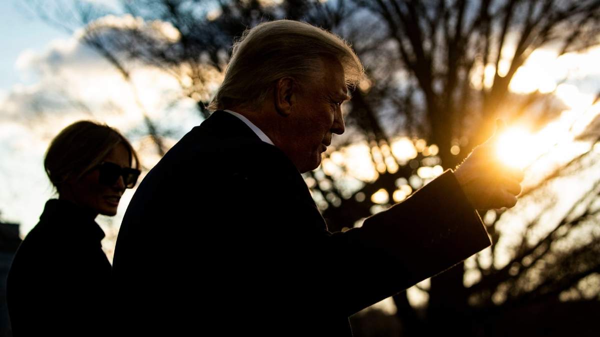 El Presidente de los Estados Unidos, Donald Trump, abandona la Casa Blanca acompañado de la primera dama, Melania Trump, en la Casa Blanca, en Washington D.C