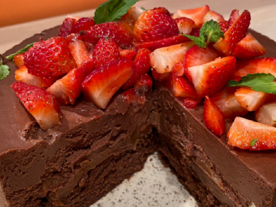 Torta helada exprés de frutilla, arándanos y chocolate: una bomba de sabor para tu próxima merienda dulce