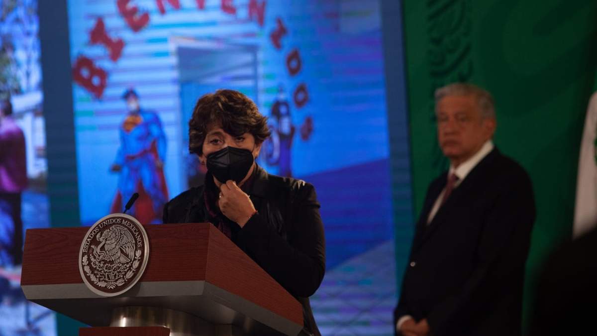 La titular de la SEP, Delfina Gómez