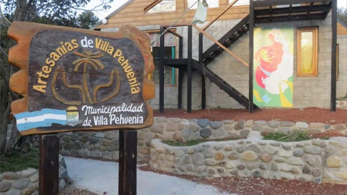 Se trata de una obra de Rocío Torrens, joven artista de Villa  Pehuenia. Fuente. (Twitter).