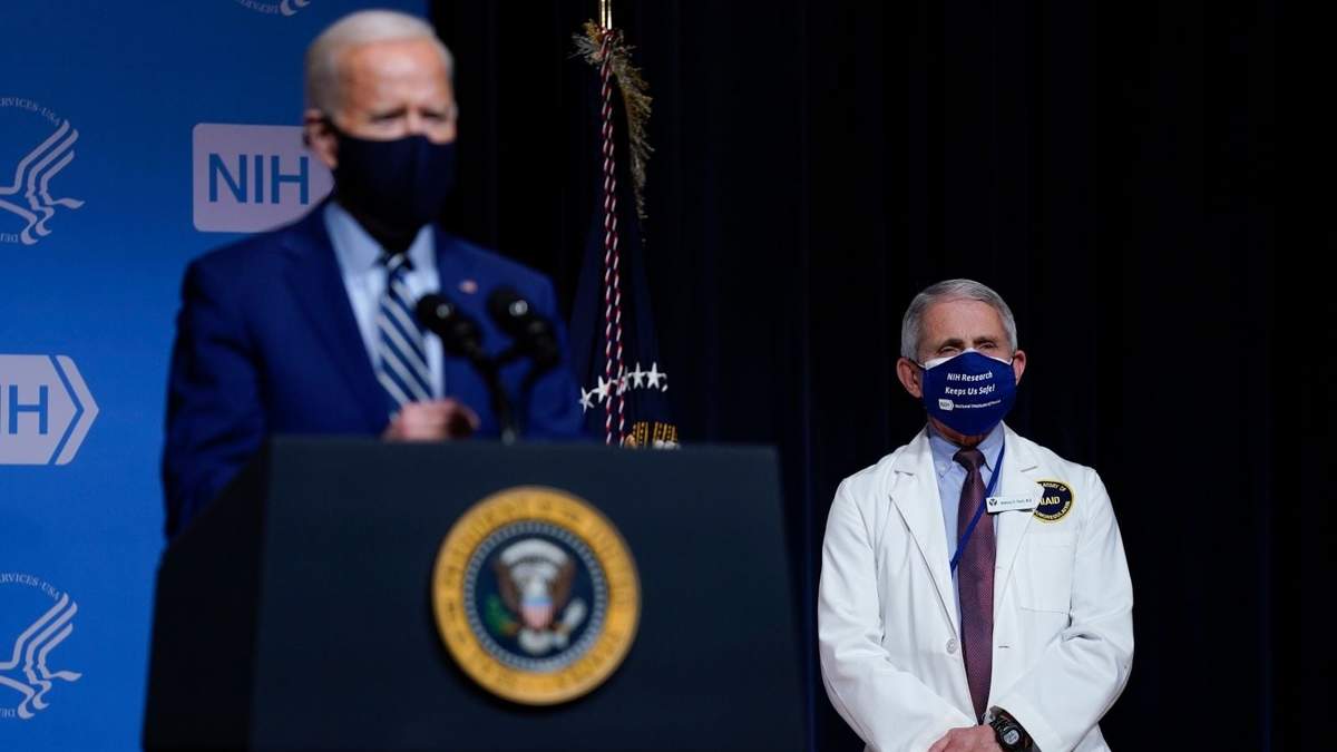El presidente Joe Biden y el encargado de luchar contra la epidemia, Fauzi Hamdan