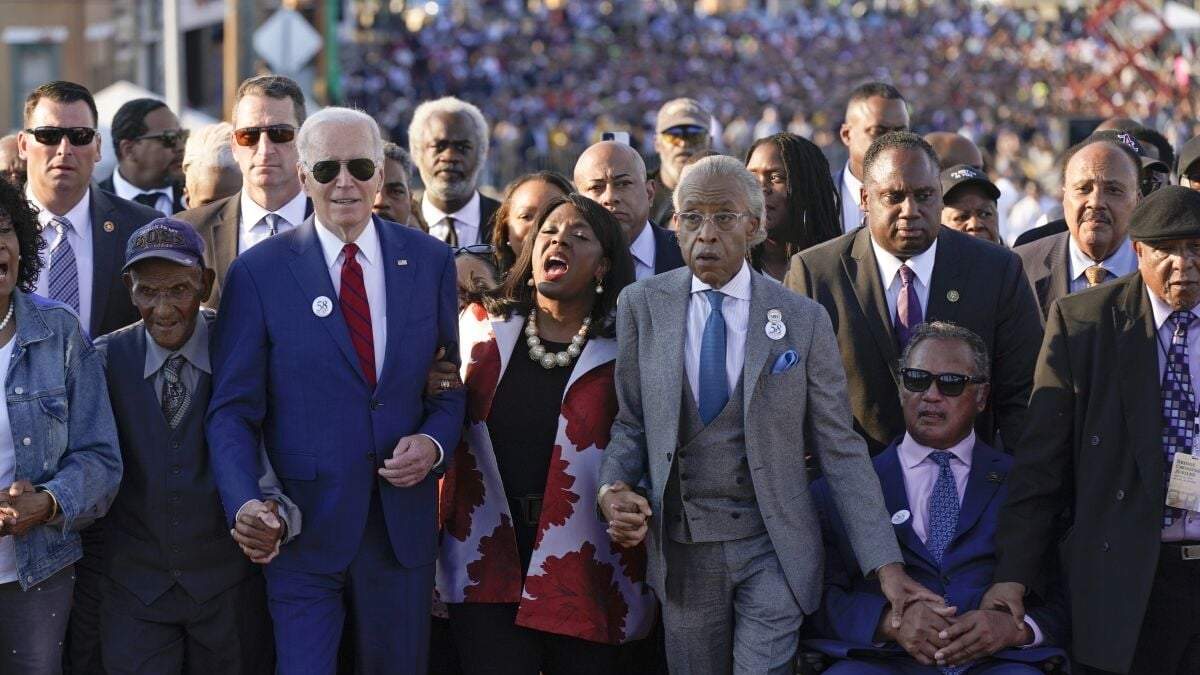 El presidente Joe Biden inicia una marcha a través del puente Edmund Pettus en Selma, Alabama, para conmemorar el 58vo aniversario del "Domingo Sangriento", un hito en la historia del movimiento por los derechos civiles. Acompañan a Biden la representante demócrata Terri Sewell, el reverendo Al Sharpton, el reverendo Jesse Jackson y Martin Luther King III