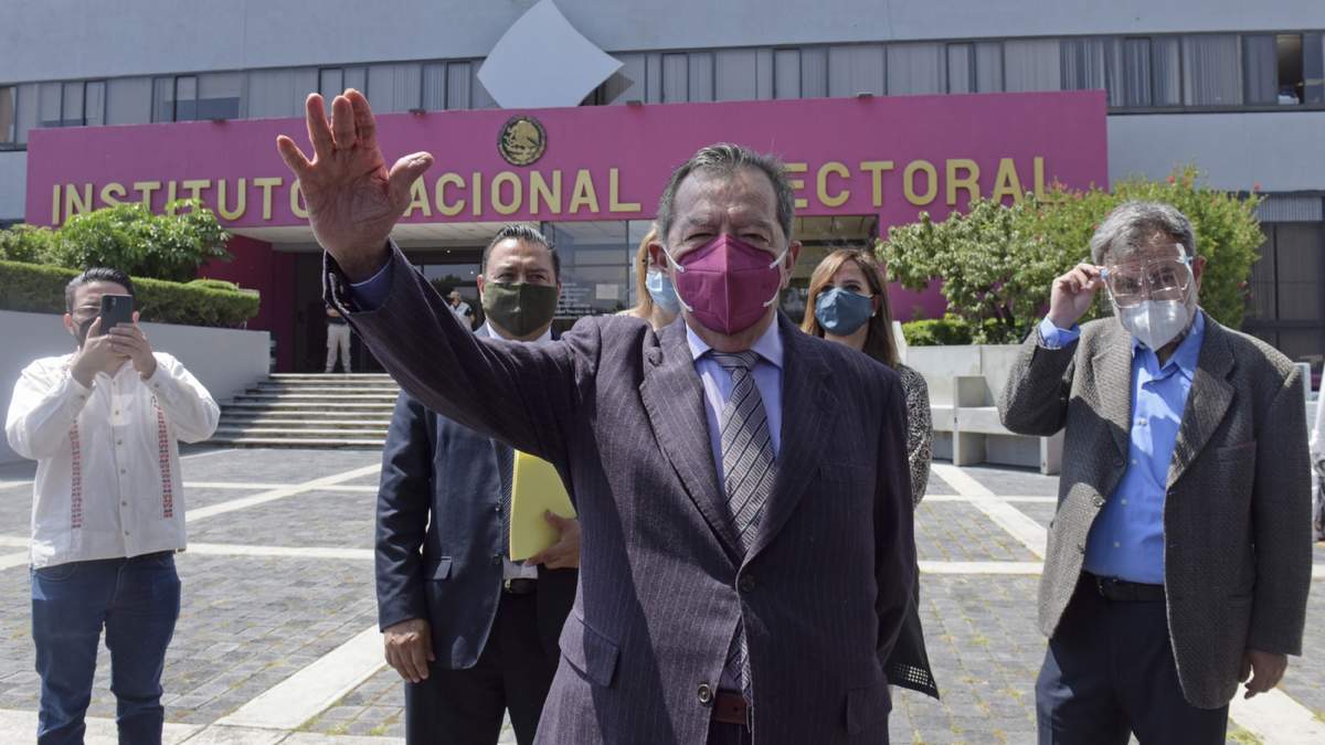 Muñoz Ledo en su registro en el INE para buscar la presidencia de Morena