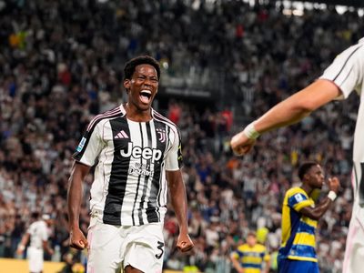 El delantero canadiense Jonathan David marca en su debut en la Serie A y la Juventus gana 2-0