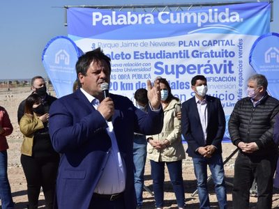 Plan de regularización dominial: Mariano Gaido entregó escrituras y boletos de compraventa
