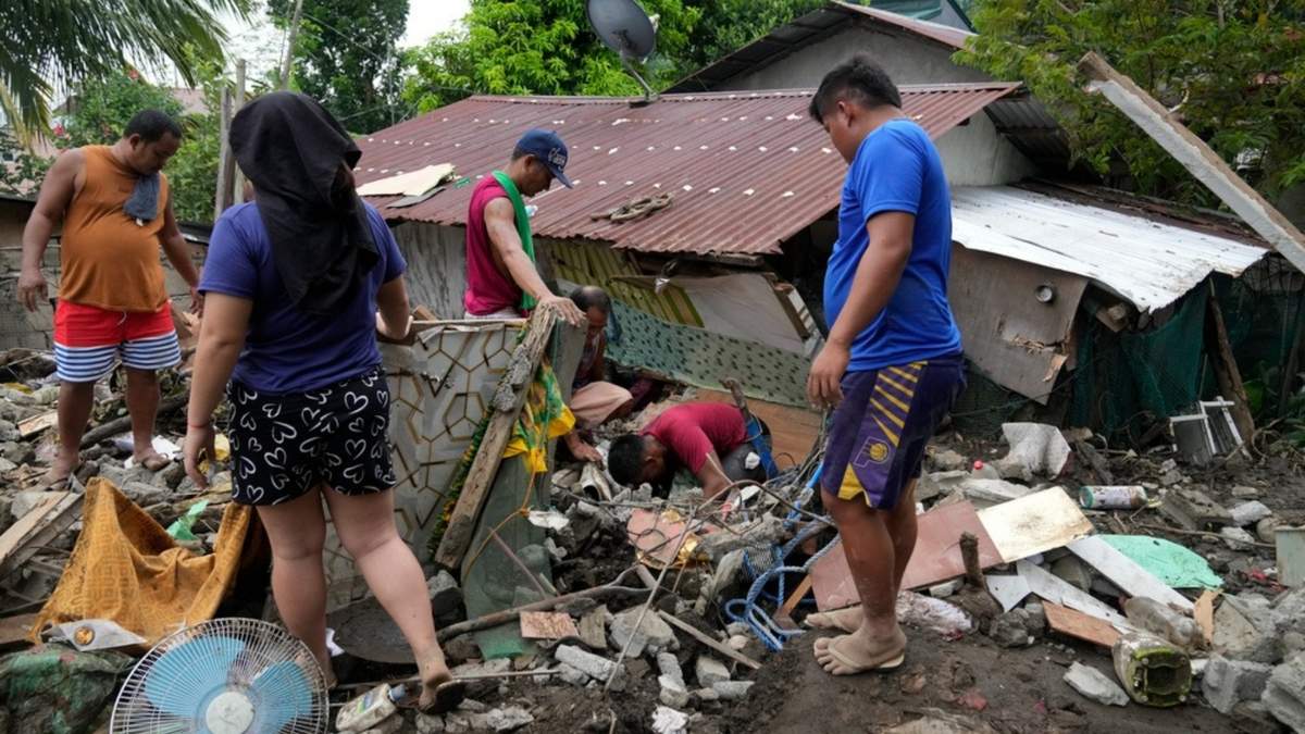 Varios residentes tratan de recuperar sus pertenencias de su vivienda dañada, después de que un deslave provocado por la tormenta tropical Trami afectara recientemente Talisay, en la provincia de Batangas, Filipinas