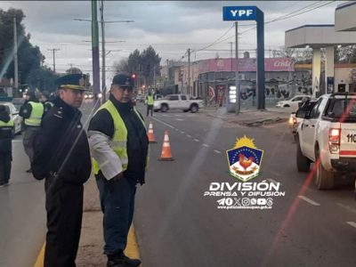 Manejaba con 1,78 gramos de alcohol en sangre en Zapala y chocó dos contenedores de residuos