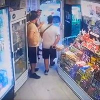 Un violento asalto a un kiosco de Centenario quedó registrado por las cámaras