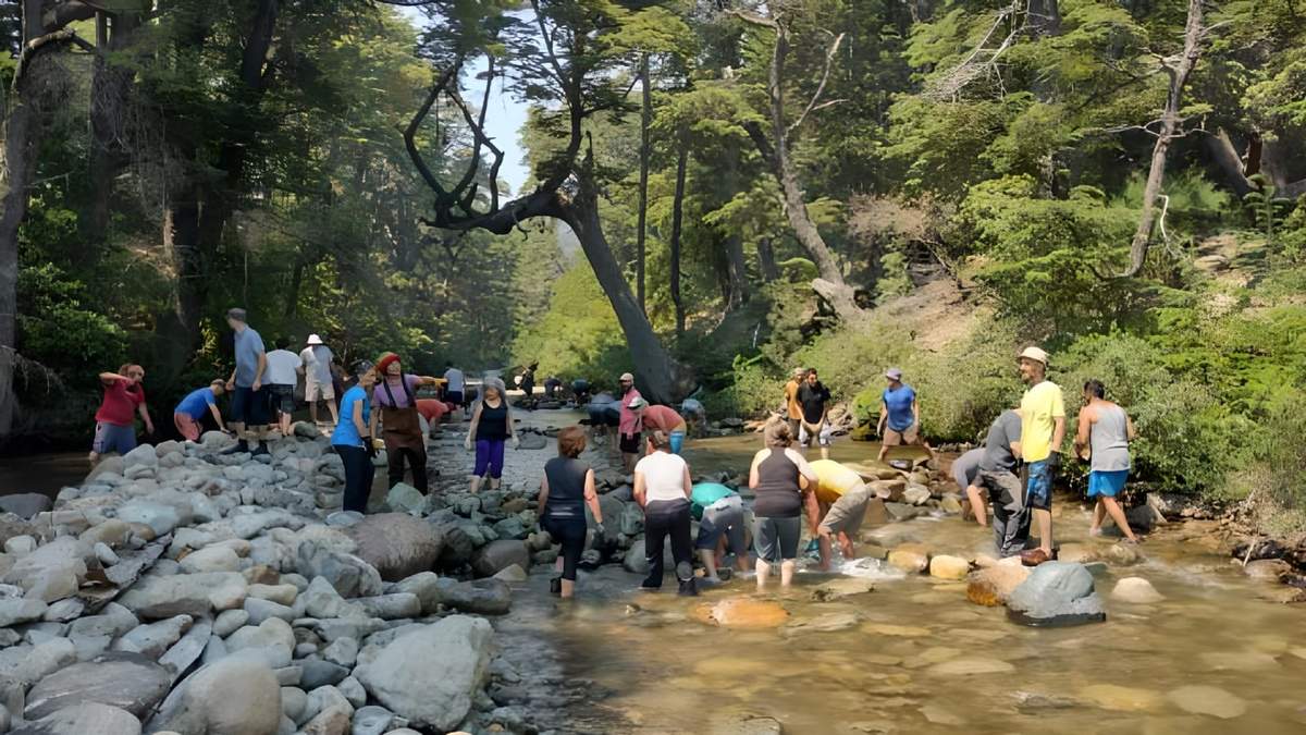 Vecinos en el arroyo Casa Piedra, clave para la red de suminisitro en San Carlos de Bariloche. Fuente: (Twitter)