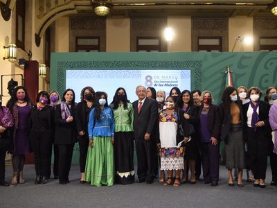 La mañanera se pinta violeta: acuden funcionarias, hablan de políticas públicas y se toman la foto